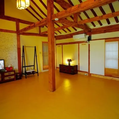 Jeonju Deokindang and Soo House Pension Отели рядом с достопримечательностью «Рынок Намбу»