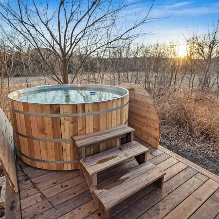 Sherwood Farmhouse: Hot Tub + King Beds + Pet Friendly
