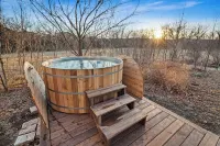 Sherwood Farmhouse: Hot Tub + King Beds + Pet Friendly