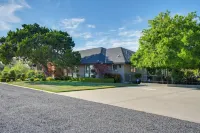 8 Mi to Downtown Modesto! Poolside Escape - 4-Star