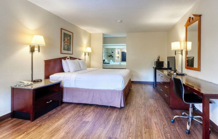 Days Inn & Suites by Wyndham Marshall