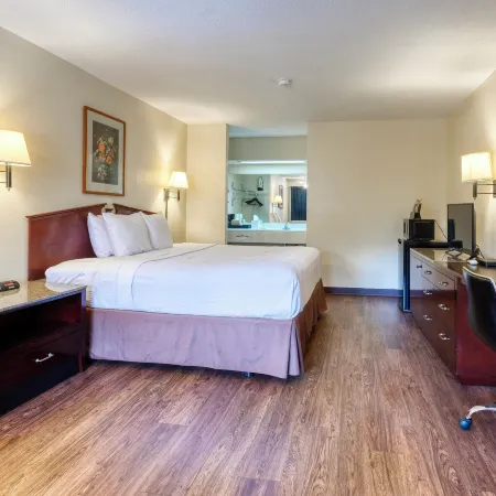 Days Inn & Suites by Wyndham Marshall