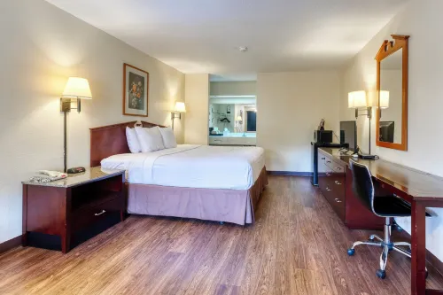 Days Inn & Suites by Wyndham Marshall