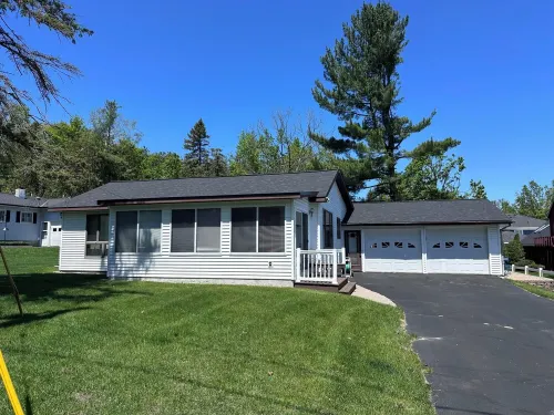 Charming 2-bedroom cottage in marvelous Cheboygan with WiFi, AC