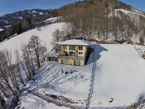 Sunlit Apartment Near Ski Area in Walchen - Pysäköinti