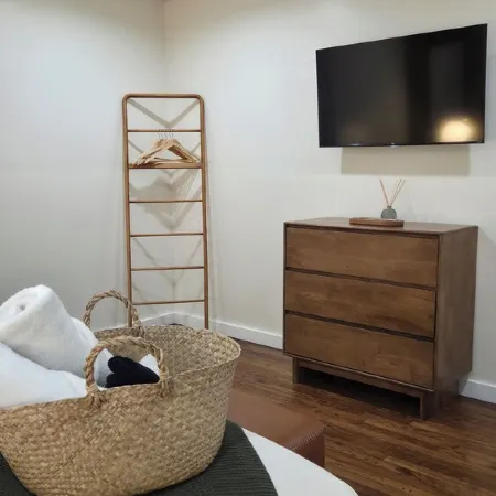 Stay at The Oak - Downtown New Braunfels Getaway