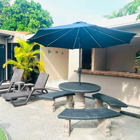 Private residential home for 8 with private pool; 5 min walk to Jacó Beach.