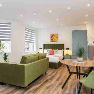 Stylish Central Studio Steps to DMU & LRI Rooms
