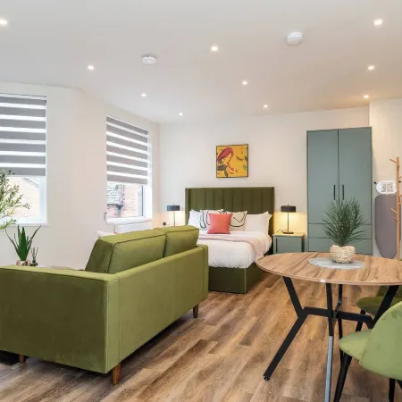 Stylish Central Studio Steps to DMU & LRI