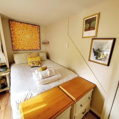 Room-Yellow Room Near Yale