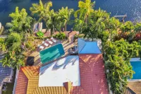 Waterfront With Pool Spa Tiki Bar and 1 Mile to Beach - Jacuzzi