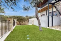 Spacious House With Ping-pong and Pool Table, Balcony With Water and Sunset View - 3-Star