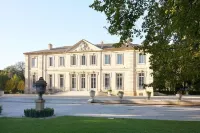 Château de la Piscine - Appartements dans le Mas au coeur d'un grand parc arboré - 4-Star