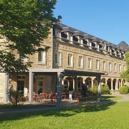 Logis Hotel l'Hôtel des Bains - Salles-la-Source