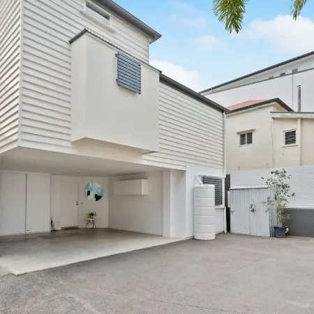 Luxe Inner-City Home with City Views! ~ Teneriffe