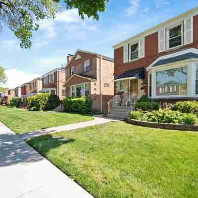 Modern Clean Private Entry Apartment • Free Street Parking • Washer & Dryer Others