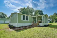 Raft & Hike! Home 2 Mi to Gsmnp w/ Sunroom & Yard -  Privatzimmer