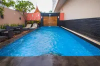 Daima Hotel Padang - piscina