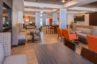 Holiday Inn Express & Suites URBANA-CHAMPAIGN (U OF I AREA) by IHG - parking