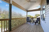 Coastal 4BR Retreat Hot tub Water Views Deck Pet-friendly - 3 étoiles