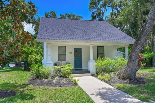 Historic 1930s Cottage + Heated Pool + 12mi to Beaches & 1 mi to Downtown - Swimmingpools