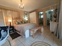 Private cottage, sleeps 2, perfect for work & play - Mountain view