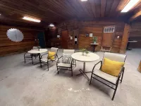 Lumberjack Inn - parking