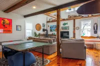 Ping-pong & Fire Pit! Renovated Marshfield Cottage - 4 stelle