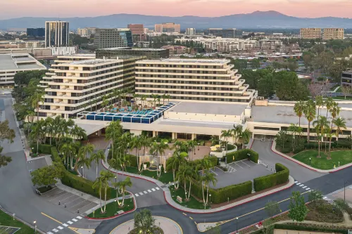 Renaissance Newport Beach Hotel - พร้อมWifi