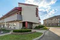 Red Roof Inn Columbus West - Hilliard - Parkplatz