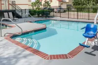 Super 8 by Wyndham Brenham TX - piscina
