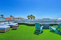 Coastal Surfside Swank by Beachside Management - 주차장