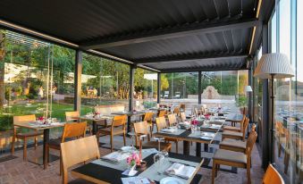 an outdoor dining area with tables and chairs arranged for a group of people to enjoy a meal at Hotel Vannucci