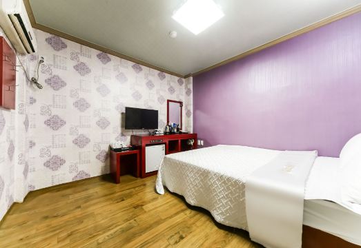 크리스탈모텔의 편안한 침대 사진