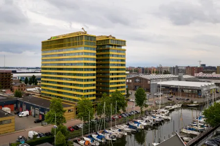 Holiday Inn Express Amsterdam - North Riverside Отели рядом с достопримечательностью «Мост Питон»