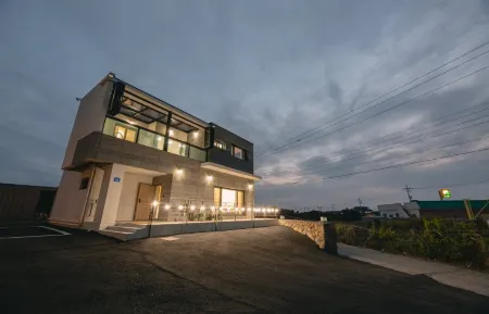 Jeju Homechee Kids Pool Villa Отели рядом с достопримечательностью «Dolgeobugi Suseok Bakmulkwan»