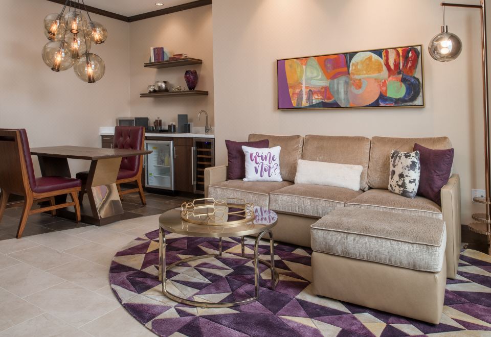 4. 엠버시 스위트 ..