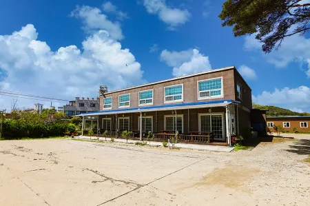 Hwaseong (Jebudo) Dongmisan Pension Отели рядом с достопримечательностью «Chebu-do»