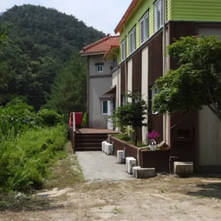 Wolaksan Blooming Village Pension Отели рядом с достопримечательностью «Храм Токчуса»