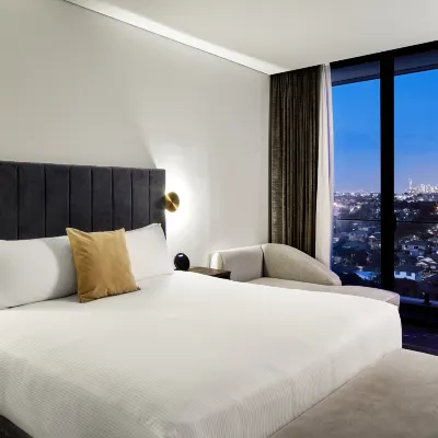 Crowne Plaza SYDNEY BURWOOD by IHG Hôtels à proximité de : Complexe sportif Leichhardt Oval