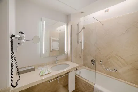 NH Villa Carpegna Отели рядом с достопримечательностью «Pavart»