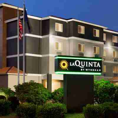 La Quinta Inn & Suites by Wyndham Salem or Hotel Exterior