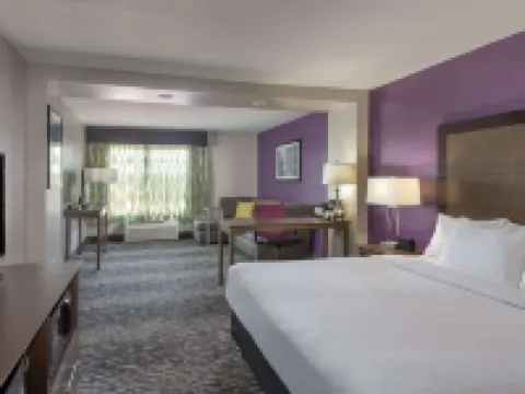 La Quinta Inn & Suites by Wyndham Visalia/Sequoia Gateway Hotels in Visalia