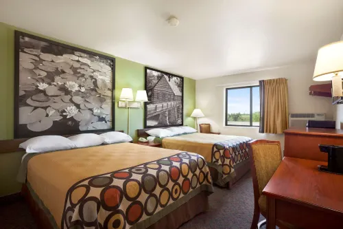 Super 8 by Wyndham Macon - Motels