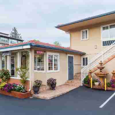 Howard Johnson by Wyndham Berkeley Hotel Exterior