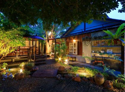 กระท่อมสาธุ Garden Cottage ที่พักใจกลางย่านเก่าโพธาราม (ย่านถนนน่าเดิน)