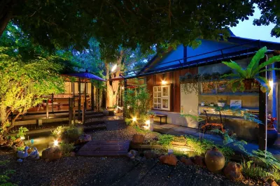 กระท่อมสาธุ Garden Cottage ที่พักใจกลางย่านเก่าโพธาราม (ย่านถนนน่าเดิน)