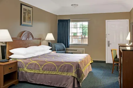 Super 8 by Wyndham Montgomery/ Lake Conroe