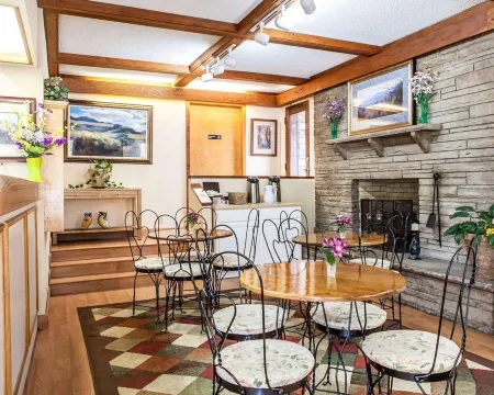 Econo Lodge Inn & Suites on the River Отели рядом с достопримечательностью «Little Mountain Church Village»