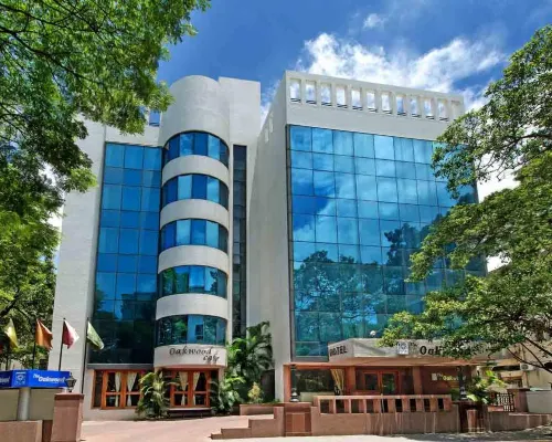 The Oakwood Hotel โรงแรมใกล้ชานิวาร์วาดาซาว์นแอนด์ไลท์โชว์